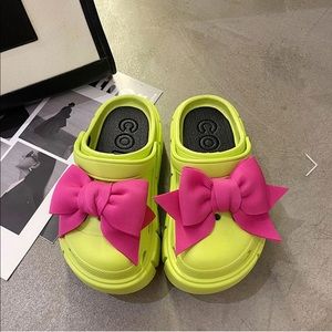 green platform oluolin platforms, pink bow